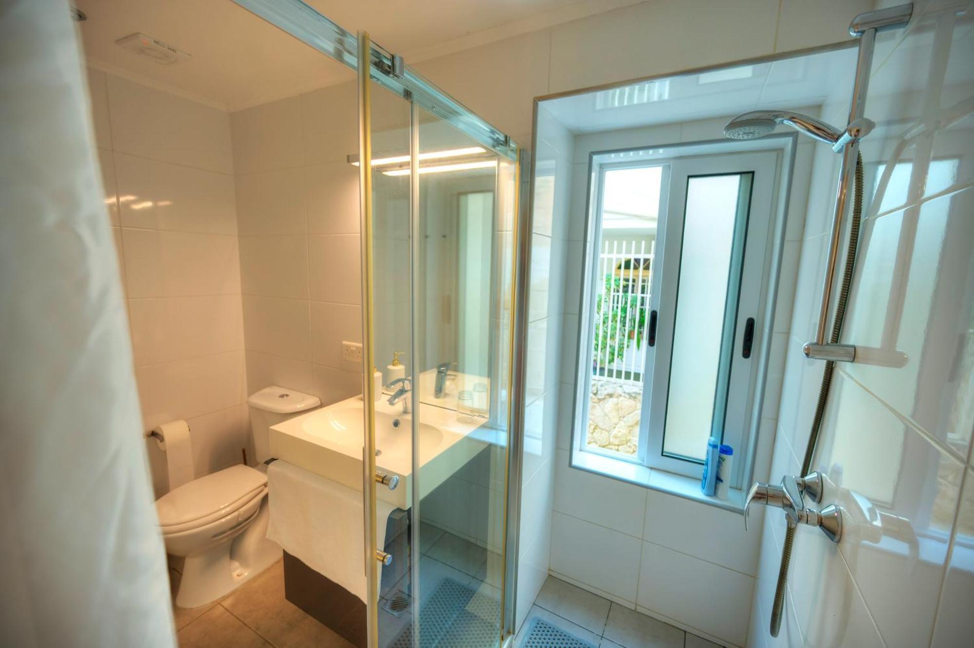 Seaview Sliema 30 Seconds To High Street & Ferry, 2X Double En-Suite Bedrooms, Modern Whole Traditional Townhouse, Kitchen, Living Area, & Roof Terrace Eksteriør bilde